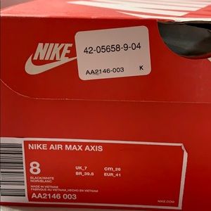 Nike air max axis (size 8 in men’s) BLACK & WHITE